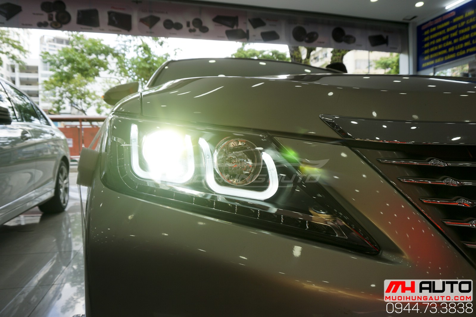 Xe Camry 2014 thay đèn nguyên cụm kiểu BMW