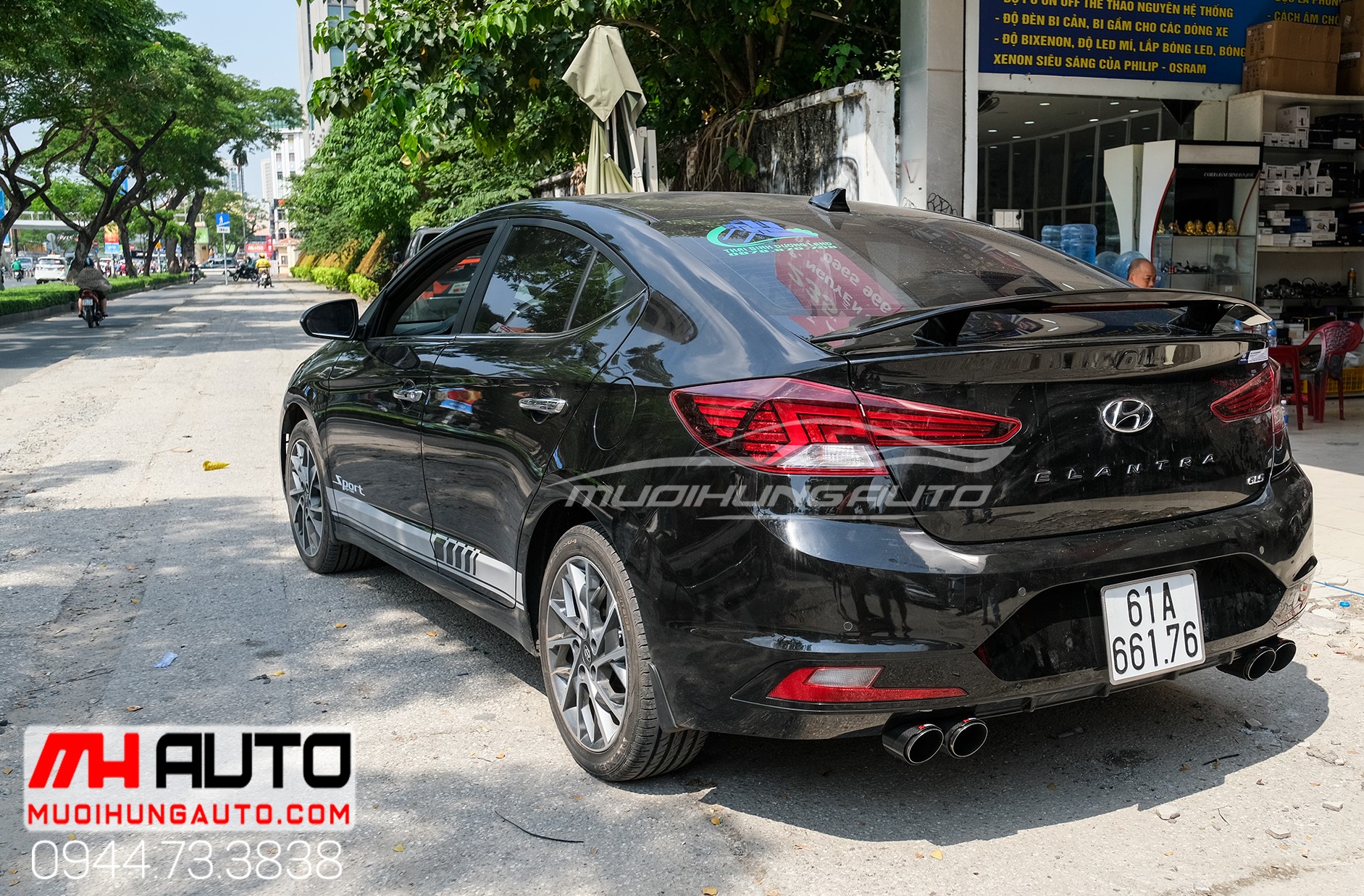 Gắn đuôi cá có đèn cho xe Hyundai Elantra 2019